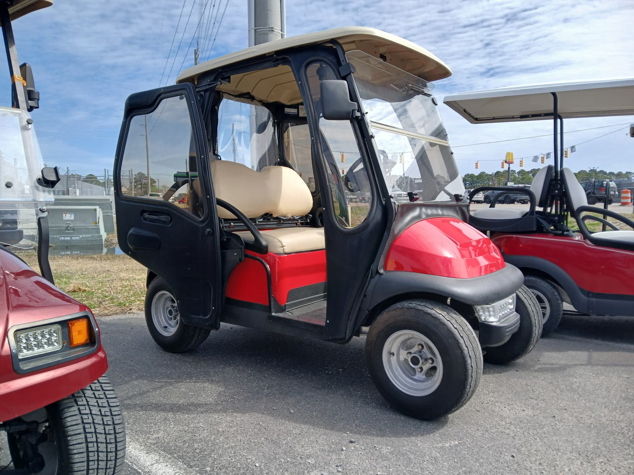 CLUB CAR PRECEDENT WITH ENCLOSED BODY